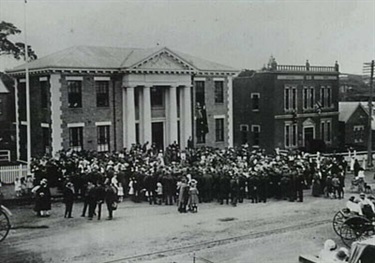 South Coast Waratahs March to Freedom rally in front of the Kiama Council Chambers - 17 August 1918. The Kiama School of Arts is the building on the right.