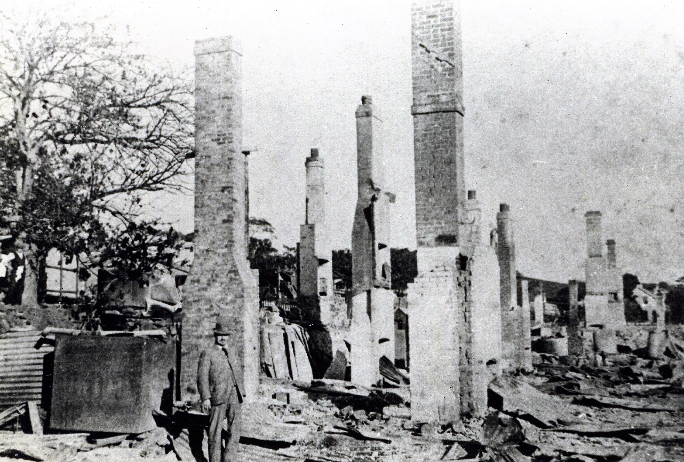 Kiama Great Fire George Prott outside his shop.jpg