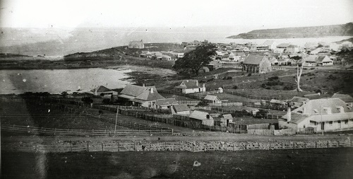 Kiama looking from Minnamurra St c.1880's.jpg